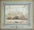 Telegraphistenkurs / Cours des télégraphistes, 1917. Photographie originale avec 57 hommes et les outils  de télégraphistes et téléphones au milieu, ...