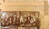 Photographie originale d’un groupe de 11 hommes et 10 femmes avec leurs noms écrites en crayon sur le carton de support.. 