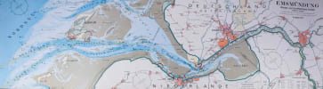 Kolorierte Ansicht der Emsm&uuml;ndung. Ma&szlig;stab 1:100.000. Ab Papenburg bzw. LEER, vorbei an d. Dollart und Delfzijl (Niederlande:) bis zum Nordsee.. ...