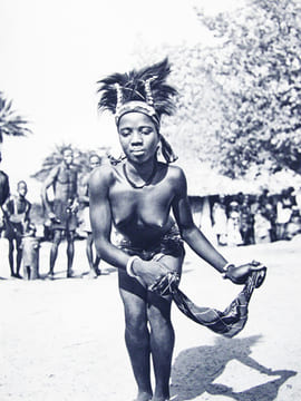 Les hommes de la danse. ‘Guilde du Livre’, 216. Photogaraphie de Michel Huet et préface de Keita Fodeba.. HUET, Michel: