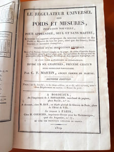 LE REGULATEUR UNIVERSEL DES POIDS ET MESURES .
