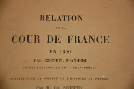 Relation de la Cour de France en 1690 par Ezechiel Spanheim. Edition de la Société de l'Histoire de France , Paris 1882 par CH, Schefer.