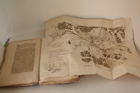 Relation circonstanciée de la campagne de Russie , ornée des plans de la bataille de la Moskwa, du combat de Malo-Jaroslavetz, et d'un état sommaire des forces de l'armée française pendant cette campagne, par Eugène Labaume, capitaine au corps royal des ingénieurs-géographes, ex-officier d'ordonnance du Prince Eugène, chevalier de la légion d'honneur et de la couronne de fer.