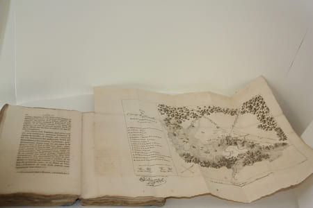 Relation circonstanciée de la campagne de Russie , ornée des plans de la bataille de la Moskwa, du combat de Malo-Jaroslavetz, et d'un état sommaire des forces de l'armée française pendant cette campagne, par Eugène Labaume, capitaine au corps royal des ingénieurs-géographes, ex-officier d'ordonnance du Prince Eugène, chevalier de la légion d'honneur et de la couronne de fer.