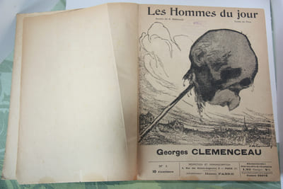 Les Hommes du Jour , Journal d'inspiration anarchiste fondé en janvier 1908 : du n°1 au n°104 , les deux premières années dans la reliure qui était offerte en prime aux nouveaux abonnés.