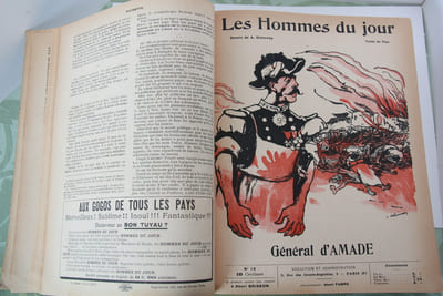 Les Hommes du Jour , Journal d'inspiration anarchiste fondé en janvier 1908 : du n°1 au n°104 , les deux premières années dans la reliure qui était offerte en prime aux nouveaux abonnés.