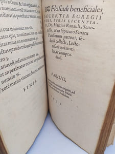 Joannis Corasii, Tolosatis, Jurisconsulti clarisa in universam sacerdotiorum materia erudita sane, ac luculenta paraphrasis, ex tertia editione magis terse ac commode , quam antea. 
Ad illustrissimum Principem et reverendis. Cardinalem a Guysia
Tractatuum sparsim et intercisse digestorum nomenclaturam sequens pagelle indicat.
Ex tertia autoris recognitione.
Adduntur in fine Flosculi beneficiales per Do Mert. Ravault, in supremo senat. Parisiorum patronum , collectI. 
PARISIIS [Arnauld L'Angelier] 1551