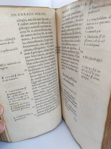 Joannis Corasii, Tolosatis, Jurisconsulti clarisa in universam sacerdotiorum materia erudita sane, ac luculenta paraphrasis, ex tertia editione magis terse ac commode , quam antea. 
Ad illustrissimum Principem et reverendis. Cardinalem a Guysia
Tractatuum sparsim et intercisse digestorum nomenclaturam sequens pagelle indicat.
Ex tertia autoris recognitione.
Adduntur in fine Flosculi beneficiales per Do Mert. Ravault, in supremo senat. Parisiorum patronum , collectI. 
PARISIIS [Arnauld L'Angelier] 1551