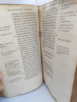 Joannis Corasii, Tolosatis, Jurisconsulti clarisa in universam sacerdotiorum materia erudita sane, ac luculenta paraphrasis, ex tertia editione magis ...