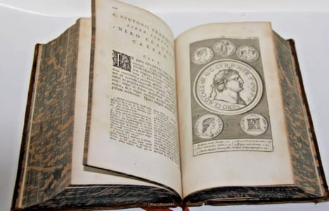 Cajus Suetonius Tranquillus ex recensione Francisci Oudendorpii qui variantes lestiones, suasque animadversiones adjecit, intermixtis J. G. Graevii et J. Gronovii nec non editis Caroli Andrea Dukeri adnotationibus.
Lugduni Batavorum - Apud Samuelem Luchtmans et Filios - 1751.