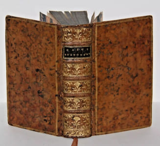 Cajus Suetonius Tranquillus ex recensione Francisci Oudendorpii qui variantes lestiones, suasque animadversiones adjecit, intermixtis J. G. Graevii et J. Gronovii nec non editis Caroli Andrea Dukeri adnotationibus.
Lugduni Batavorum - Apud Samuelem Luchtmans et Filios - 1751.