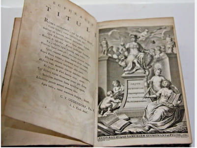 Cajus Suetonius Tranquillus ex recensione Francisci Oudendorpii qui variantes lestiones, suasque animadversiones adjecit, intermixtis J. G. Graevii et J. Gronovii nec non editis Caroli Andrea Dukeri adnotationibus.
Lugduni Batavorum - Apud Samuelem Luchtmans et Filios - 1751.