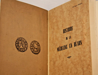  L'Université protestante du Béarn. documents inédits du XVIe siècle par Adrien Planté , Pau 1886. dédicacé par l'auteur au proviseur du lycée de Pau. Frontispice 

- Histoire de la médecine en Béarn par Henri Poque, thèse Lyon 1932 [ Dans les pièces justificattives un extrait de los fors et costumas de Béarn 1715 Rubrica deus Medecins et ipoticaires]

- Textes additionnels aux Anciens fors de Béarn par J. Brissaud et P. Rogé, Toulouse 1905