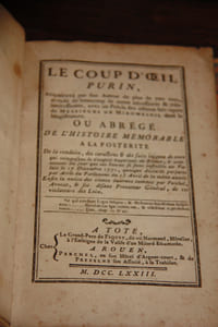 Le coup d'oeil purin, augmenté par son auteur de plus de 700 vers enrichi de beaucoup de notes nécessaires et très intéressantes avec un précis des actions héroïques de Messieurs de Miromesnil dans la magistrature ou Abrégé de l'histoire mémorable à la postérité de la conduite, des caractères et des faits iniques de ceux qui composent le Conseil supérieur de Rouen, à commencer du jour que ces intrus se sont installés au palis le 17 décembre 1771, quoique déclarés parjures par Arrêt du Parlement du 15 avril de la même année. Enfin la notice des crimes énormes commis par Perchel , avocat et soi-disant Procuereur général, de ces violateurs des Loix.
A Tote , le Grand-Père de Fiquet, dit vil normand, Hôtelier à l'enseigne de la valise d'un Milors escamotée / A Rouen Perchel en son hôtel d'Argent-Court et de Prefelne son associé, à la Trahison / 1773