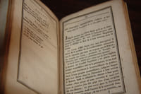 Le coup d'oeil purin, augmenté par son auteur de plus de 700 vers enrichi de beaucoup de notes nécessaires et très intéressantes avec un précis des actions héroïques de Messieurs de Miromesnil dans la magistrature ou Abrégé de l'histoire mémorable à la postérité de la conduite, des caractères et des faits iniques de ceux qui composent le Conseil supérieur de Rouen, à commencer du jour que ces intrus se sont installés au palis le 17 décembre 1771, quoique déclarés parjures par Arrêt du Parlement du 15 avril de la même année. Enfin la notice des crimes énormes commis par Perchel , avocat et soi-disant Procuereur général, de ces violateurs des Loix.
A Tote , le Grand-Père de Fiquet, dit vil normand, Hôtelier à l'enseigne de la valise d'un Milors escamotée / A Rouen Perchel en son hôtel d'Argent-Court et de Prefelne son associé, à la Trahison / 1773