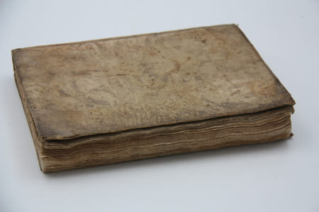 Décisions sur les coutumes de Berry par Gaspard Thaumas de la Thaumassière, Ecuyer, sieur de Puy-Ferrand, Avocat en Parlement, Echevin de la ville de Bourges.
relié à la suite
Le Franc-Alleu de la province de Berry ou traité de la liberté des personnes et des héritages de Berry
Les deux ouvrages publiés à Bourges par Jean Toubeau en 1667