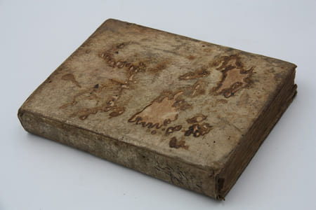 Décisions sur les coutumes de Berry par Gaspard Thaumas de la Thaumassière, Ecuyer, sieur de Puy-Ferrand, Avocat en Parlement, Echevin de la ville de Bourges.
relié à la suite
Le Franc-Alleu de la province de Berry ou traité de la liberté des personnes et des héritages de Berry
Les deux ouvrages publiés à Bourges par Jean Toubeau en 1667