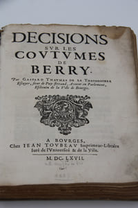 Décisions sur les coutumes de Berry par Gaspard Thaumas de la Thaumassière, Ecuyer, sieur de Puy-Ferrand, Avocat en Parlement, Echevin de la ville de Bourges.
relié à la suite
Le Franc-Alleu de la province de Berry ou traité de la liberté des personnes et des héritages de Berry
Les deux ouvrages publiés à Bourges par Jean Toubeau en 1667