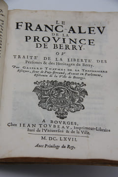 Décisions sur les coutumes de Berry par Gaspard Thaumas de la Thaumassière, Ecuyer, sieur de Puy-Ferrand, Avocat en Parlement, Echevin de la ville de ...