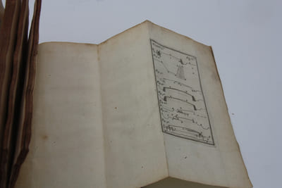 Traité de la construction des chemins , où il est parlé de ceux des Romains et de ceux des Modernes, suivant qu'on les pratique en France; de leurs figures; de leurs matières; & de leurs dispositions en toute sorte de lieux . Des pavés des grands chemins & de ceux des Rües dans les villes. La carte de l'ancienne Gaule où les chemins des Romains sont tracés selon l'itinéraire d'Antonin, qui marque les endroits où ils passaient en France. Avec cinq difficultez qu'on propose aux sçavants à résoudre.