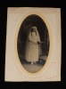 Photographie de jeune fille en tenue de cérémonie religieuse par A. Dubois, Dinan. Dubois A.