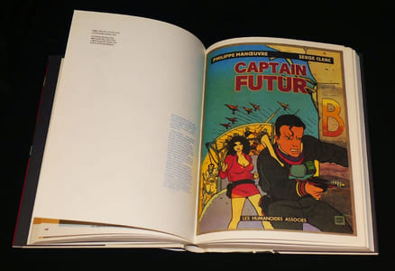 "Science-Fiction ""guides et cartes des confins, invitation au voyage. Les robots les plus cons de la galaxie ! Des héroïnes, des pin-up de l'espace, du frisson ! Névroses sur papier ! """
