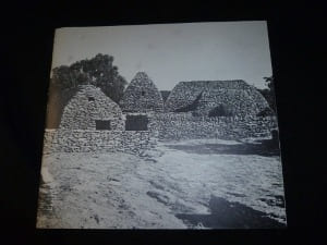 Le Village des Bories à Gordes dans le Vaucluse. Barruol Guy
