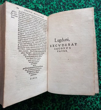Institutionum medicinae, ad hippocratis, Galeni, aliorumque veterum scripta recte intelligenda mire utiles Libri quinque.. FUCHSIO Leonharto