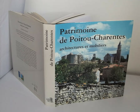 Patrimoine de Poitou Charentes, Architectures et Mobiliers. Collectif, sous la direction de Yves-Jean Riou