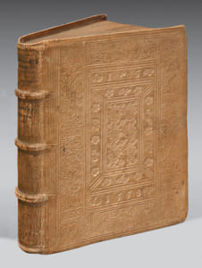 Sefer Zurat ha-Erets... Sphaera mundi, describens figuram terrae dispositionemque orbium coelestium & motus stellarum, autore Rabi Abraham Hispano filio R. Haijae… Item arithmetica (Sefer ha-Mispar)... in numeris integris & fractis, a Rabi Elia [Mizrahi]... conscripta. Accesserunt... S. Munsteri annotationes marginales. Rarissime édition originale bilingue hébreu-latin du plus célèbre traité d’astronomie  d’Abraham bar Hiyya.