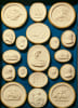 Collection de 19 reproductions d'intailles et cam&eacute;es en pl&acirc;tre repr&eacute;sentant des sujets classiques, pr&eacute;sent&eacute;s dans une boite en ch&ecirc;ne &agrave; couvercle. ...