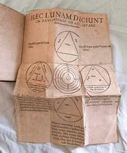 Tractatus de Secretissimo antiquorum philosophorum arcano. Quo non solum omnes aegritudines totius corporis humani mirabiliter sanantur : verum & immunda ac leprosa corpora metallorum in persectum lunificum & solisicum transmutantur… SUIVI DE : Tractatus II. Delapide philosophico Joannis Lasniori… SUIVI DE : Tractulus III.Chemicus nobilis Joannis Trithemii…