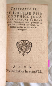 Tractatus de Secretissimo antiquorum philosophorum arcano. Quo non solum omnes aegritudines totius corporis humani mirabiliter sanantur : verum & immunda ac leprosa corpora metallorum in persectum lunificum & solisicum transmutantur… SUIVI DE : Tractatus II. Delapide philosophico Joannis Lasniori… SUIVI DE : Tractulus III.Chemicus nobilis Joannis Trithemii…