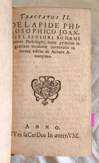 Tractatus de Secretissimo antiquorum philosophorum arcano. Quo non solum omnes aegritudines totius corporis humani mirabiliter sanantur : verum & immunda ac leprosa corpora metallorum in persectum lunificum & solisicum transmutantur… SUIVI DE : Tractatus II. Delapide philosophico Joannis Lasniori… SUIVI DE : Tractulus III.Chemicus nobilis Joannis Trithemii…