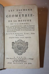 Les élémens de géométrie ou de la mesure de létendue ; qui comprennent les elemens dEuclide; les plus belles Propositions dArchimède touchant le cercle, la sphère, le cylindre & le cône ; avec une idée de lAnalyse & une introduction aux sections coniques.