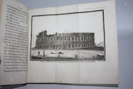 Histoire abrégée des antiquités de la ville de Nismes et de des environs ; ou Description remarquable et instructive pour les Etrangers, enrichie de ...