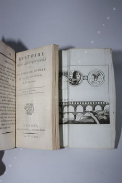 Histoire abrégée des antiquités de la ville de Nismes et de des environs ; ou Description remarquable et instructive pour les Etrangers, enrichie de ...