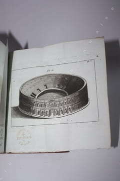 Histoire abrégée des antiquités de la ville de Nismes et de des environs ; ou Description remarquable et instructive pour les Etrangers, enrichie de ...