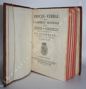 Procès-verbal de l'Assemblée générale des Trois-ordres de la Province de Dauphiné, tenue à Romans [10 septembre 1788], par permission du Roi. Reliés à la suite] : Procès-verbal de l'Assemblée générale des Trois-ordres de la Province de Dauphiné, tenue à Romans, le 2 novembre 1788.  - Procès-verbal des Etats de Dauphiné, assemblés  à Romans dans le mois de décembre 1788. - Compte-rendu par la commission-intermédiaire des Etats de Dauphiné. 