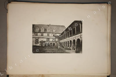 Le château de la Bastie d'Urfé et ses seigneurs. Texte de M. le Comte G. de Soultrait. Planches gravées sous les hospices de M. Félix Thiollier d'après ses dessins ou photographies. Ouvrage publié sous les auspices de la Société de la Diana.