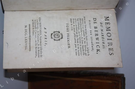 Mémoires du Maréchal de Berwick, écrits par lui-même, avec une suite abrégée depuis 1716 jusqu'à sa mort en 1734 ; précédés de son portrait, par Milord Bolingbroke, et d'une ébauche d'éloge historique, par le Président de Montesquieu ; terminés par des notes et des lettres servant de pièces justificatives pour la campagne de 1708.