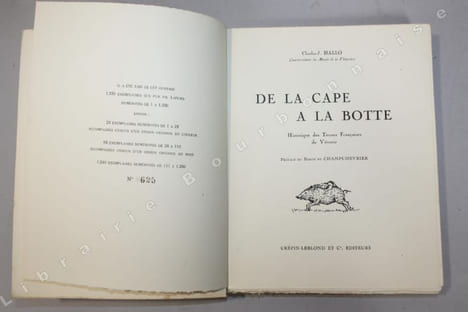De la cape à la botte. Historique des tenues françaises de vénerie. Préface du baron de Champchevrier.. HALLO (Charles-Jean).
