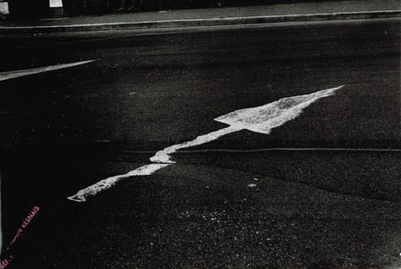 [Photographie originale] Flèche signalétique au sol, ca 1965