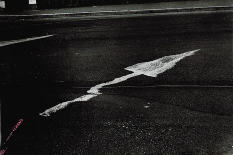 [Photographie originale] Flèche signalétique au sol, ca 1965. Resnais, Alain (1922-)