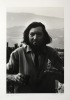 [Photographie originale] Portrait photographique de Julio Cortázar mangeant un sandwich et buvant à Saignon (Vaucluse), été 1971. [Cortázar, Julio] - ...