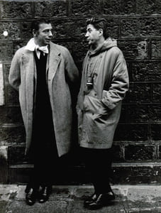 [Photographie originale] Yves Montand et Alain Resnais sur le tournage du film "La guerre est finie" (1966) photographiés par Jean-Michel Folon
