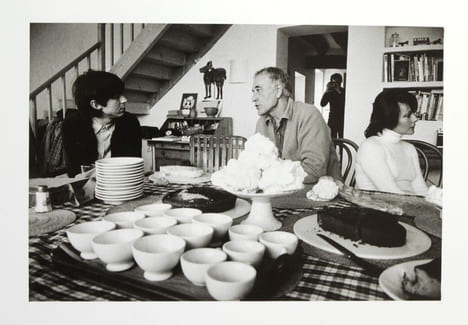 [Photographie originale] Portrait de Jean-Michel Folon, André François, Jean-Louis Bloch Lainé et Jacqueline Bloch Lainé dans la maison de Folon à ...