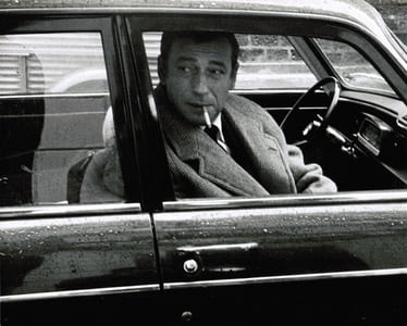 [Photographie originale] Yves Montand sur le tournage du film "La guerre est finie" (1966) photographié par Jean-Michel Folon