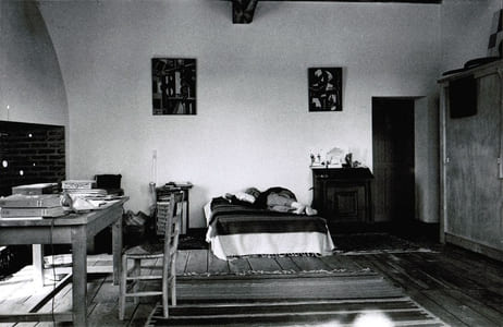 [Photographie originale :] Alexander Calder faisant la sieste dans sa maison de Saché (Indre-et-Loire), photographié par Jean-Michel Folon, ca 1972