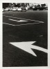 [Photographie originale] Flèches signalétiques dans une rue de ville, ca 1965. Folon, Jean-Michel (1934-2005)